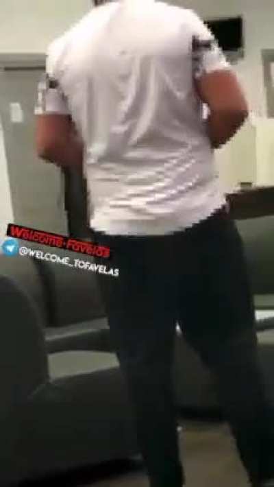 fidanzata gelosa malmena il compagno al bar davanti a tutti. I clienti se la ridono e riprendono la scena