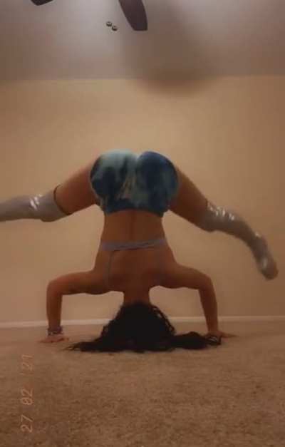 @xokxko with a headstand while flexing that booty.