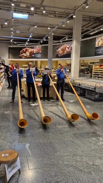 Alpenhorns at the Coop