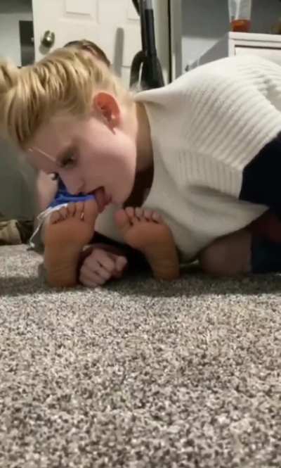 Amateur toe licking