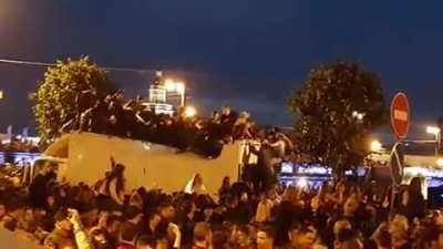 Let's climb up this empty truck to have a better view