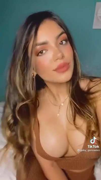 she knows how to show them off