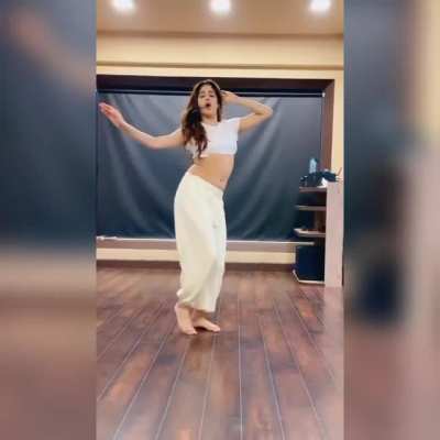 Janhvi Kapoor in her hottest dance avatar 🤤