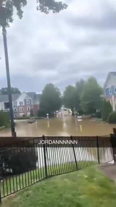 Tiktoker orders food in a flood, troubling the delivery guy