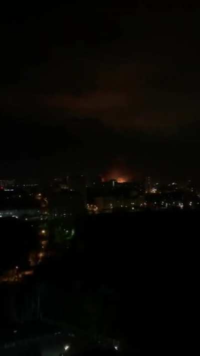 Strikes on a military unit in #Kyiv near Bereisteyskaya metro Source: NEXTA
