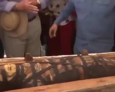 This mummy tomb, which has been sealed for 2500 years, has been opened for the first time!