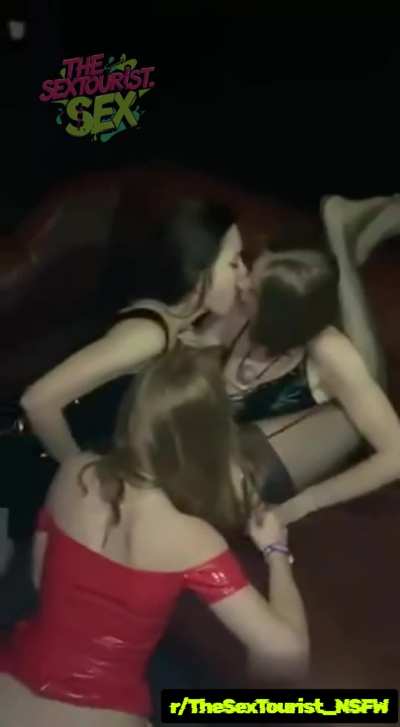 Buttplugged Lesbians Have a Pussy Licking Threesome @ the Night<wbr>club‼<wbr>️👯‍♀️<wbr>👯🪩🍾