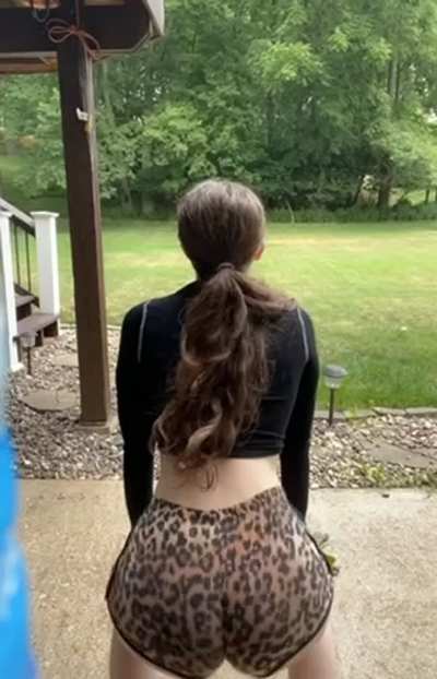 Hands on my knees shaking ass on my thot shit 😝