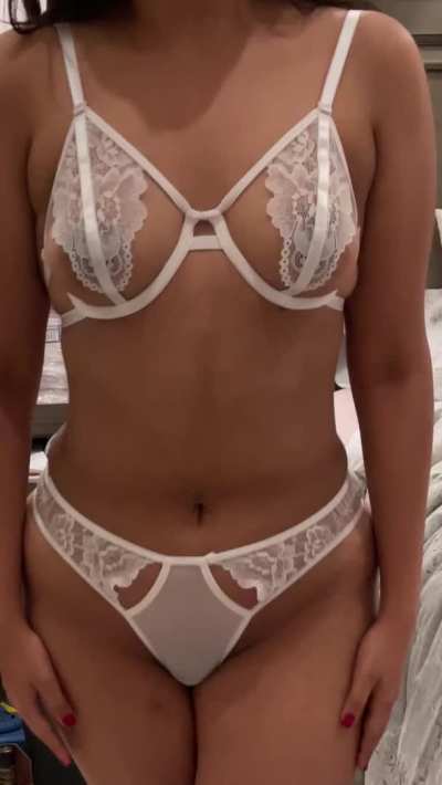 Wifey thinks guys wouldn’t find her sexy in a bikini.. what do y’all think? 😋