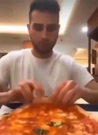 how to eat pizza