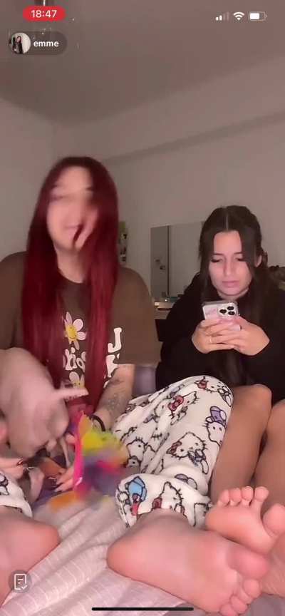 emmeprivof - Teen friends showing soles on TikTok live rn
