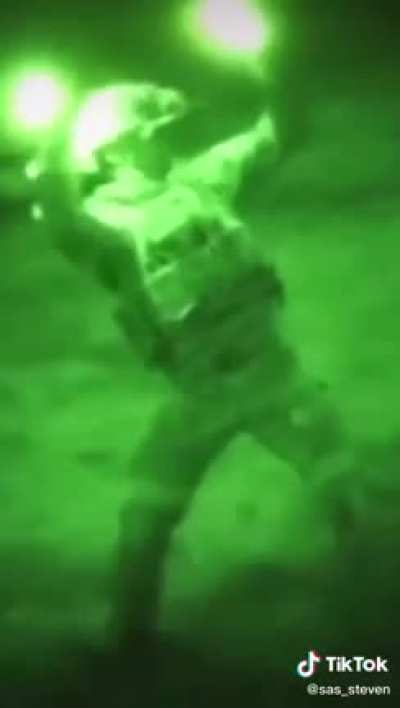 Im not a fan of Emotes but i want this in next BF 😅