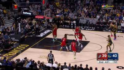 [Highlight] Curry shows off the handles as he crosses his way to an easy layup