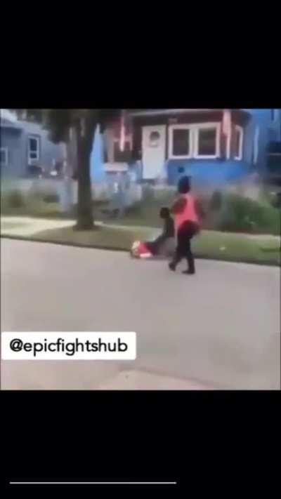 Daughter protecting her mother 👊