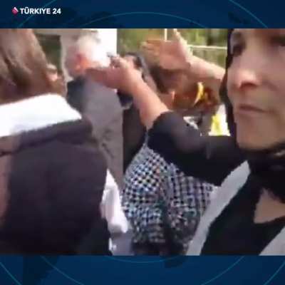 Mardin Belediyesi'ne atanan kayyumu protesto eden bir kadın:  

“Siz kimsiniz ki batıdan gelip toprağımıza sahip çıkmaya çalış<wbr>ıyors<wbr>unuz?<wbr>”