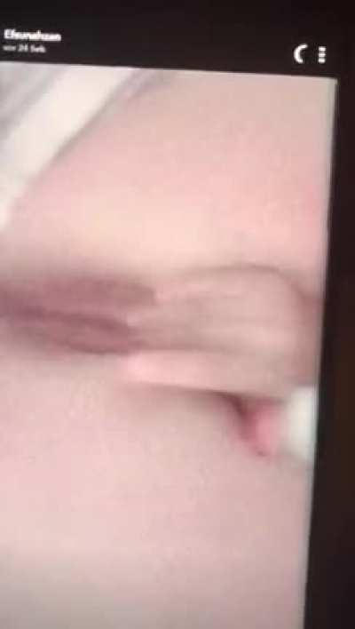 C2 den tanışmıştım bayaaa konuşmuştum. Sonra snap den bunu buldum kız olarak yazdım. Sevgilim var dedi. Beni sevgilisiyle 3 lü sohbet yapmaya davet etti. İğrenerekten bunlarla yazışmaya başladım. Sonra bunu attı gruba böyle. Ona çok değer vermiştim. Amk b