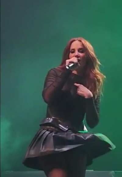 Better video of Simone Simons’ “Monroe Moment”, plus a bouncy bonus for the eagle-eyed…