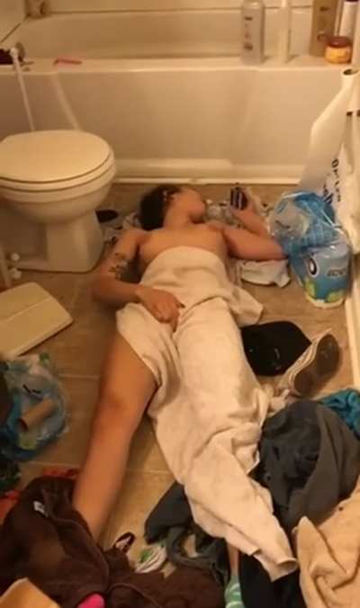 Dude caught his girl Masterbating to porn