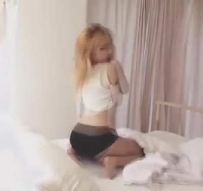 Miu grinding in bed