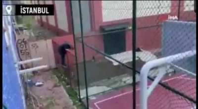 Okey masasinda yakalanip polisten kaçan dayı. Yolun açık olsun...