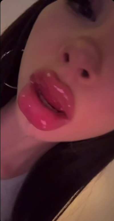 Sloppy kiss anyone 💦🤤