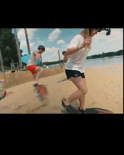 Aus MMmO: „WETTRENNNEN in BADEWANNEN“…. BTW macht sie glaube ich gerade eine Social Media Pause… Bilder und TikToks sind quasi überfällig und sie macht gerade Urlaub in Österreich