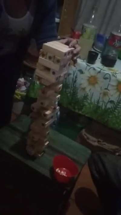 Mis viejos jugando al jenga