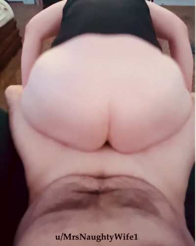 I love bouncing on Daddy’s cock when everyone is watching. 