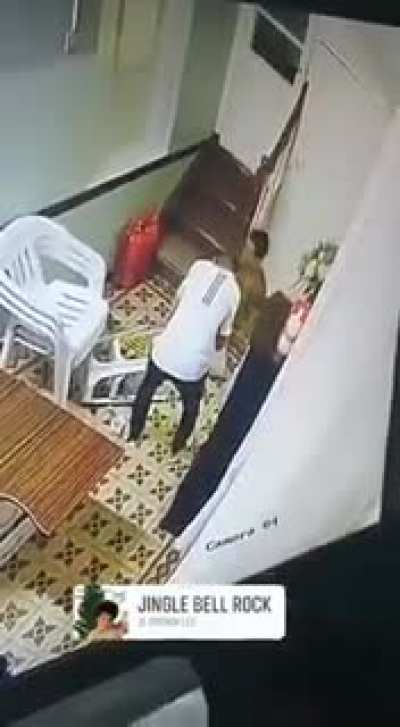 Mujicanos adornando la casa