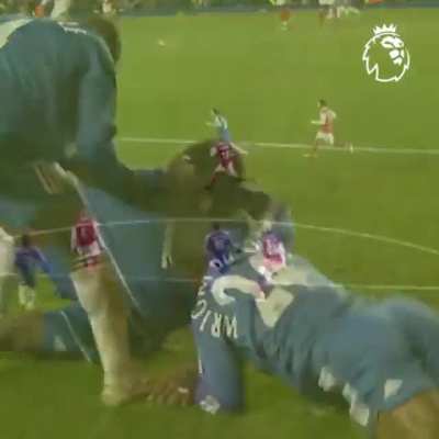 [PremierLeague on twitter] Michael Essien. Arsenal. Iconic. #GoalOfTheDay x @ChelseaFC