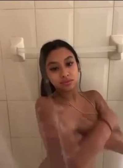 Sariii 🍈🍈👀