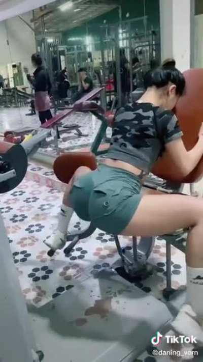 i wouldn’t stop staring if i went to her gym 😍👀