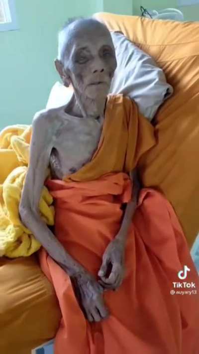 Hayatını meditasyona adamış bir keşiş, zombi keşiş. Sekiro Senpou Temple Monk.