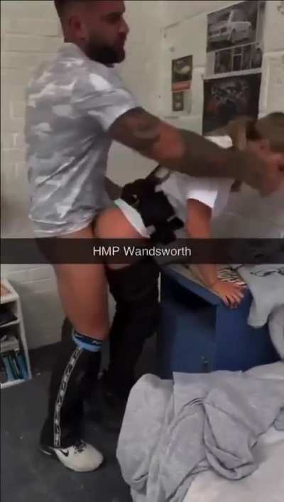 Another U.K officer giving it up to an inmate in prison *She got fired for this* 🇬🇧👮‍♀<wbr>️⛓️🔐