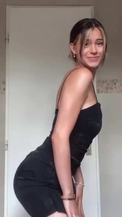 Lea Elui shaking it