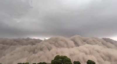 Insane dust storm this person recorded coming towards them