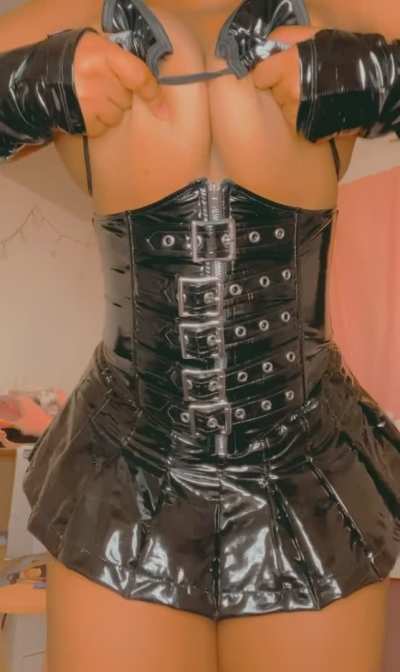 Alt black skank [drop]ing her titties