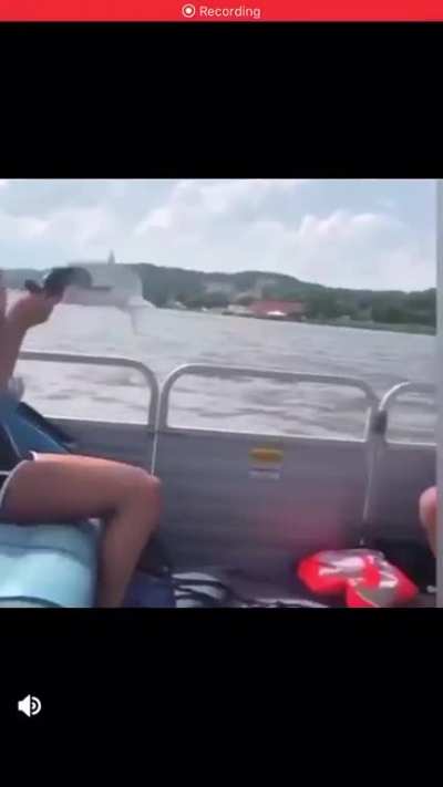 2 screams 1 fish