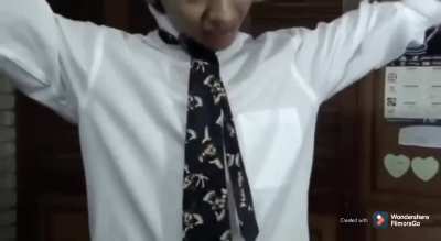 Fernanfloo enseñando como ponerse una corbata