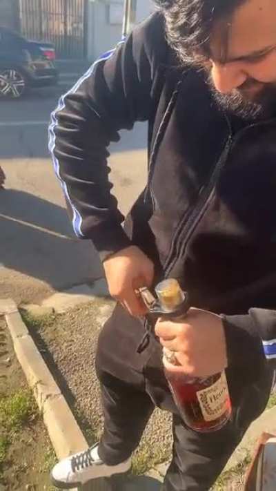 Cum deschide un bombardier sticla