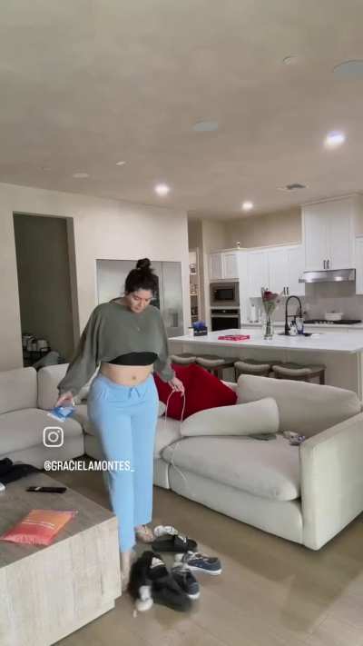 That awesome midriff 😍