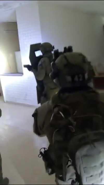 IDF dog finds and attacks a militant