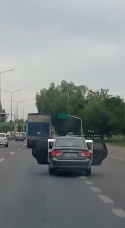 Con las puertas abiertas por el acceso.