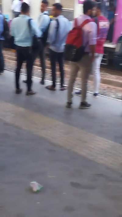 Ya'll think he gonna survive the Virar local