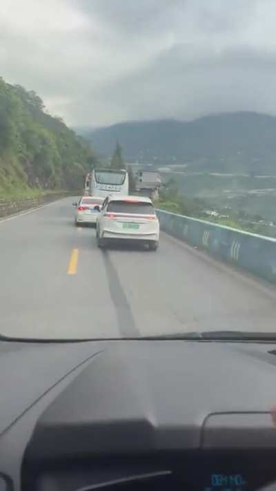 皮卡大哥用<wbr>车子挡住逆<wbr>行插队的无<wbr>耻之徒，视<wbr>频车主前面<wbr>给皮卡大哥<wbr>预留出位置<wbr>！这配合简<wbr>直完美