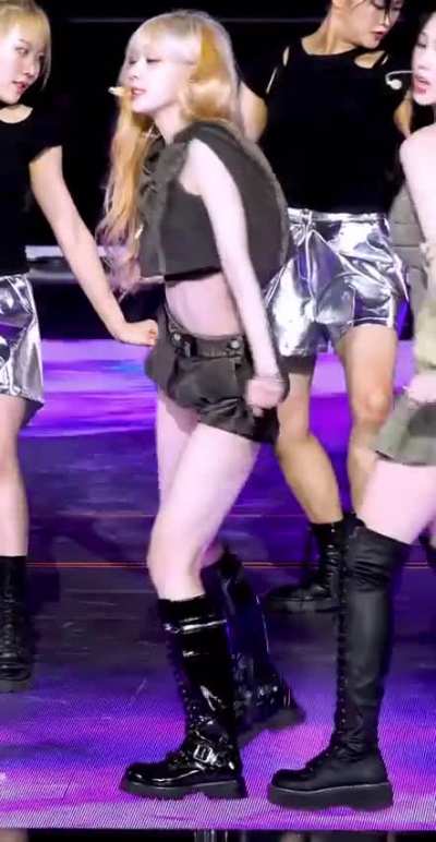 Love the way Winter shakes her hips 🥵