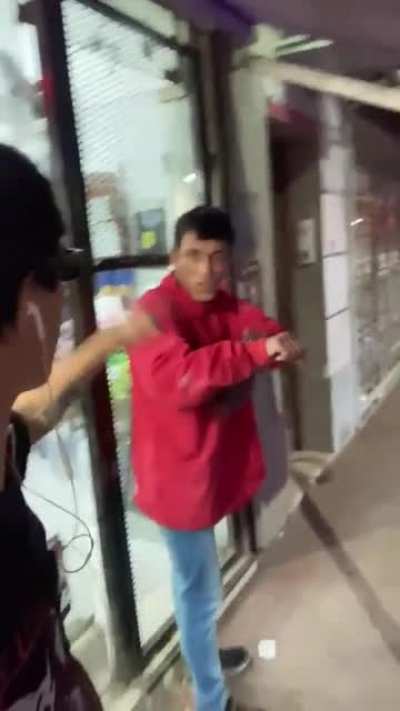 El loco le quiso robar pero hay gente que lo defiende, creen que Gabino actuó bien o mal?