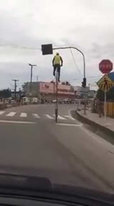 Brazilian creativity at it's best! One of the best gambiarras I ever saw! But how does he get down?