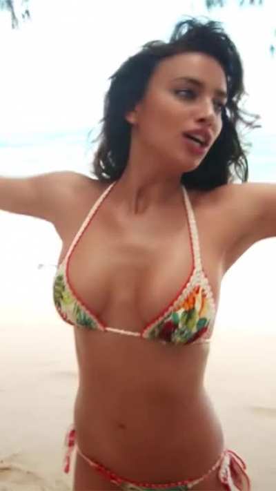 On Set With Gigi Hadid, Irina Shayk & More - Sports Illustrated Swimsuit 2015 - Kauai Shoots - Vertical Edit