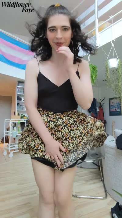bet you'd love to catch me in this skirt on a windy day😉